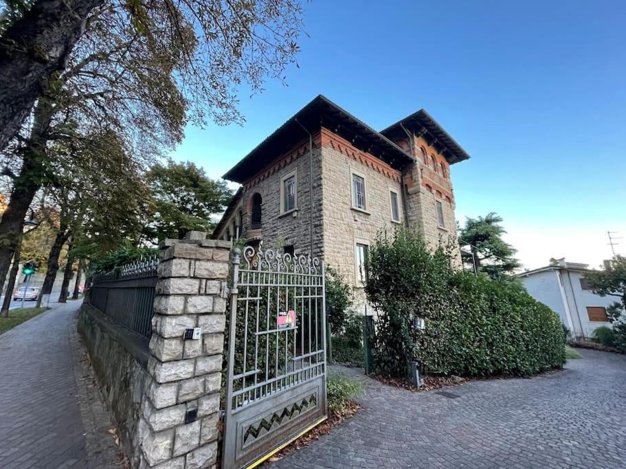 Bg Central President Suite Con Parcheggio - Vista Citta Alta 贝尔加莫 外观 照片